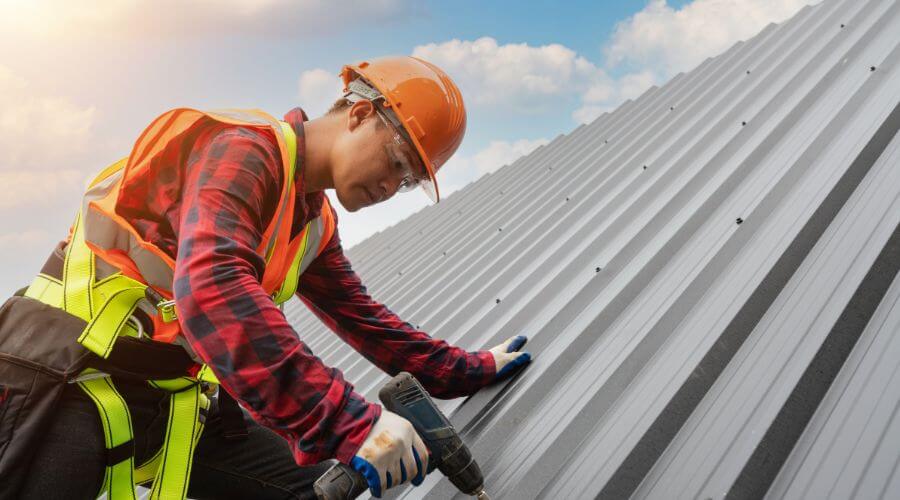 Professional gutter cleaning in Prides Crossing, MA